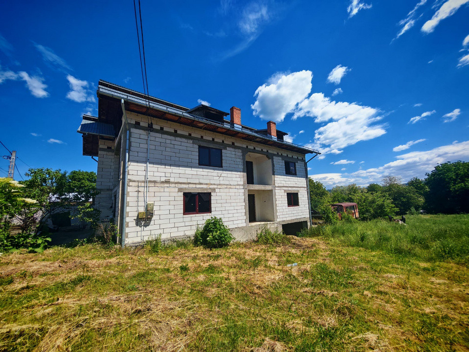 Casa generoasa cu teren de 1186 mp intravilan-Retevoiesti -Pietrosani-Arges!