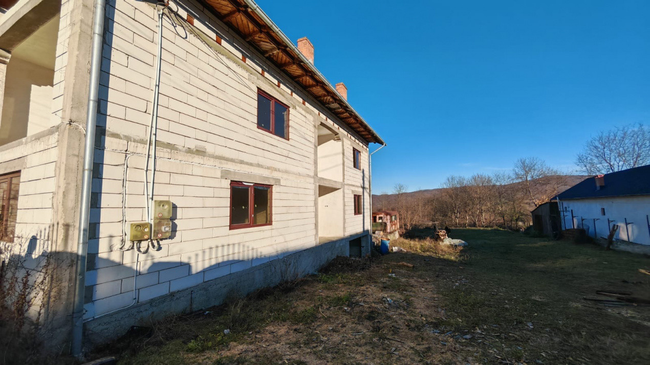 Casa generoasa cu teren de 1186 mp intravilan-Retevoiesti -Pietrosani-Arges!