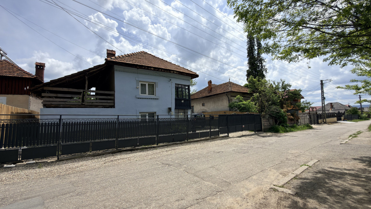 Casă + garaj modern de 80 mp pe teren de 782 mp în Câmpulung