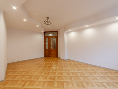 Apartament 5 camere parter an 1992 zona Rolast-Jumbo 