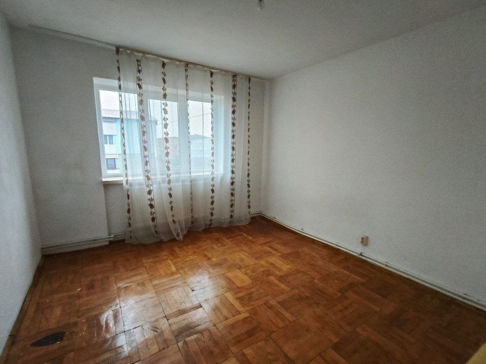 Apartament 3 camere de vânzare – zona 9 Mai, Târgu Jiu