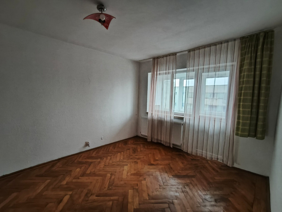 Apartament 3 camere de vânzare – zona 9 Mai, Târgu Jiu