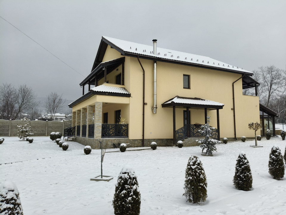 Casă P+1 modernă, complet echipată, cu teren mult, la Crasna