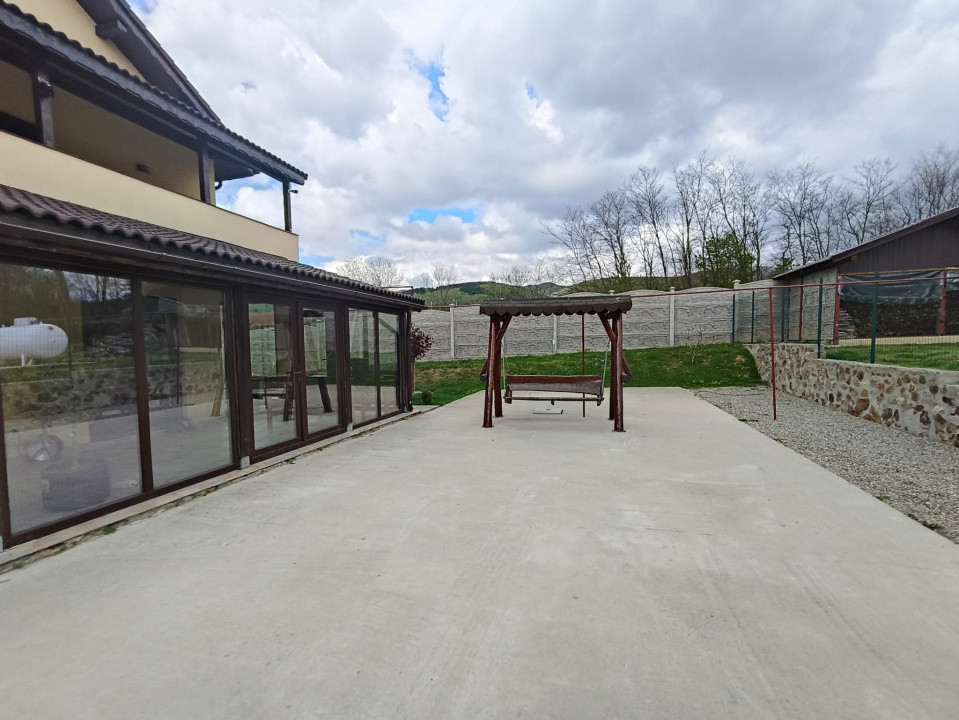 Casă P+1 modernă, complet echipată, cu teren mult, la Crasna