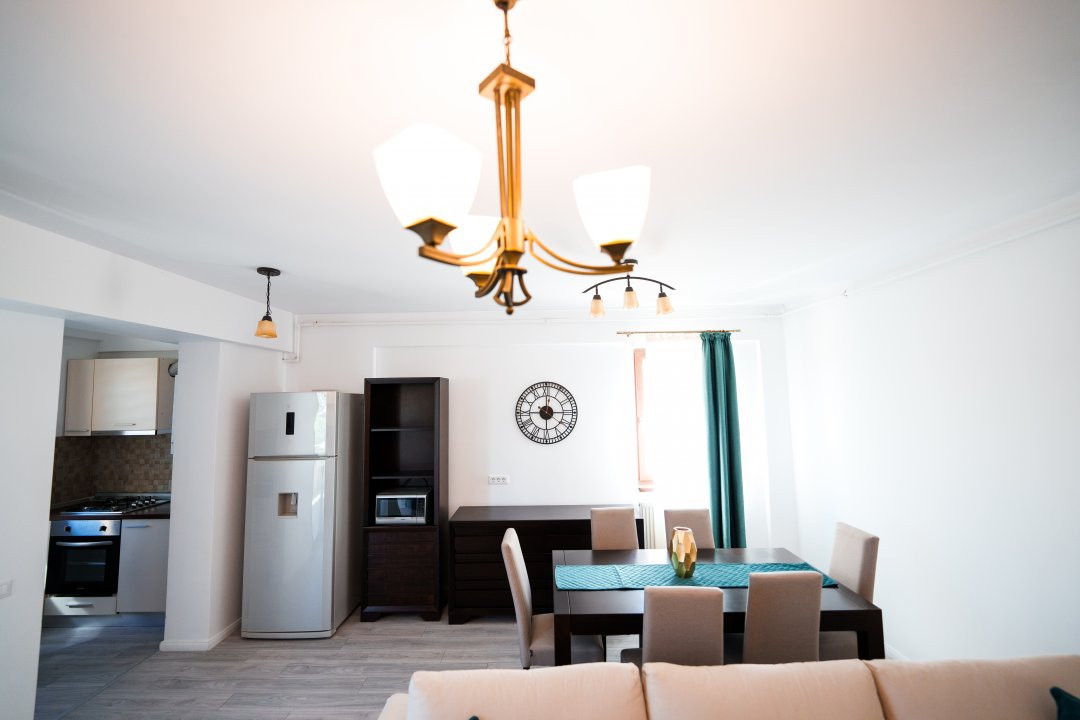 Apartament de închiriat 3 camere central 