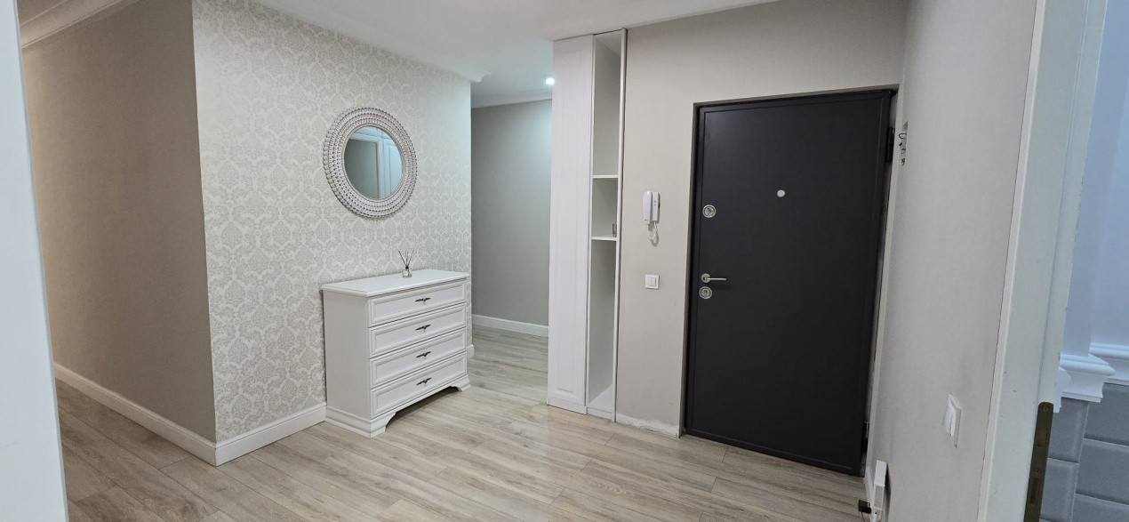 De Închiriat Apartament 3 camere Semicetral