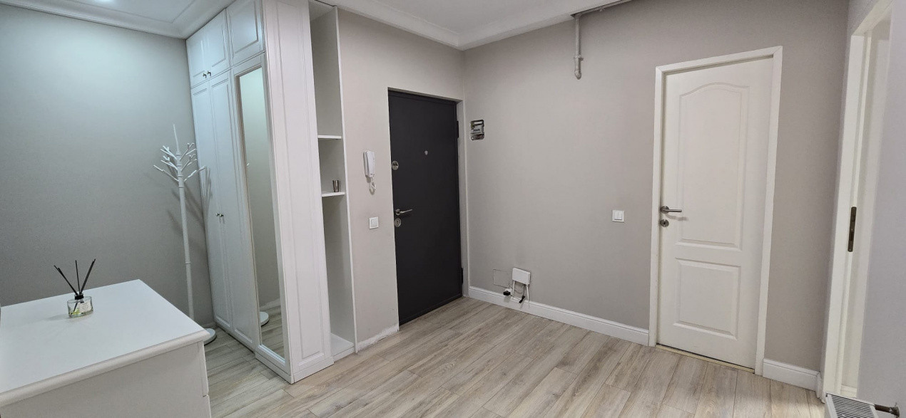 De Închiriat Apartament 3 camere Semicetral