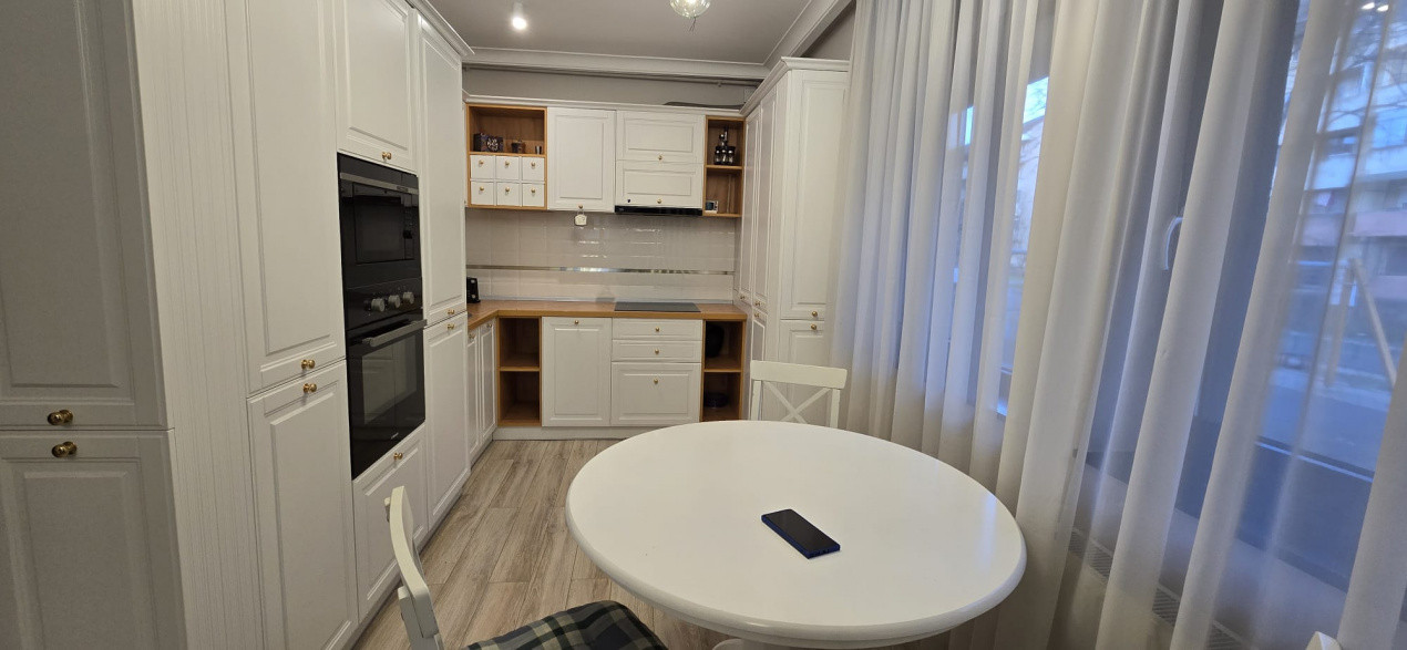 De Închiriat Apartament 3 camere Semicetral