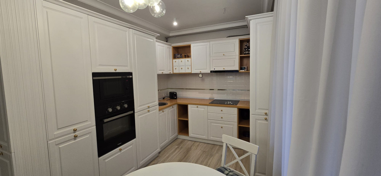 De Închiriat Apartament 3 camere Semicetral