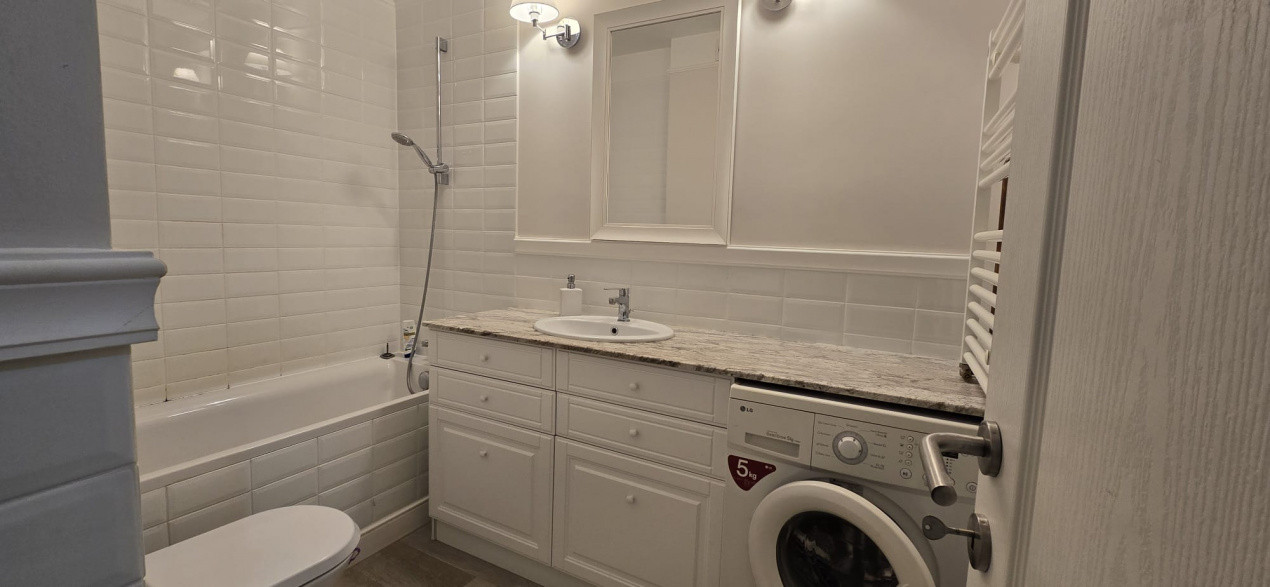 De Închiriat Apartament 3 camere Semicetral