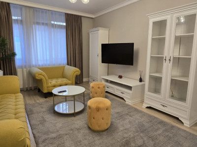 De Închiriat Apartament 3 camere Semicetral