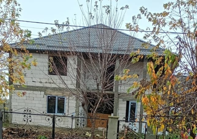 Casă la roșu de vânzare – Tărtășești- Teren 800 mp