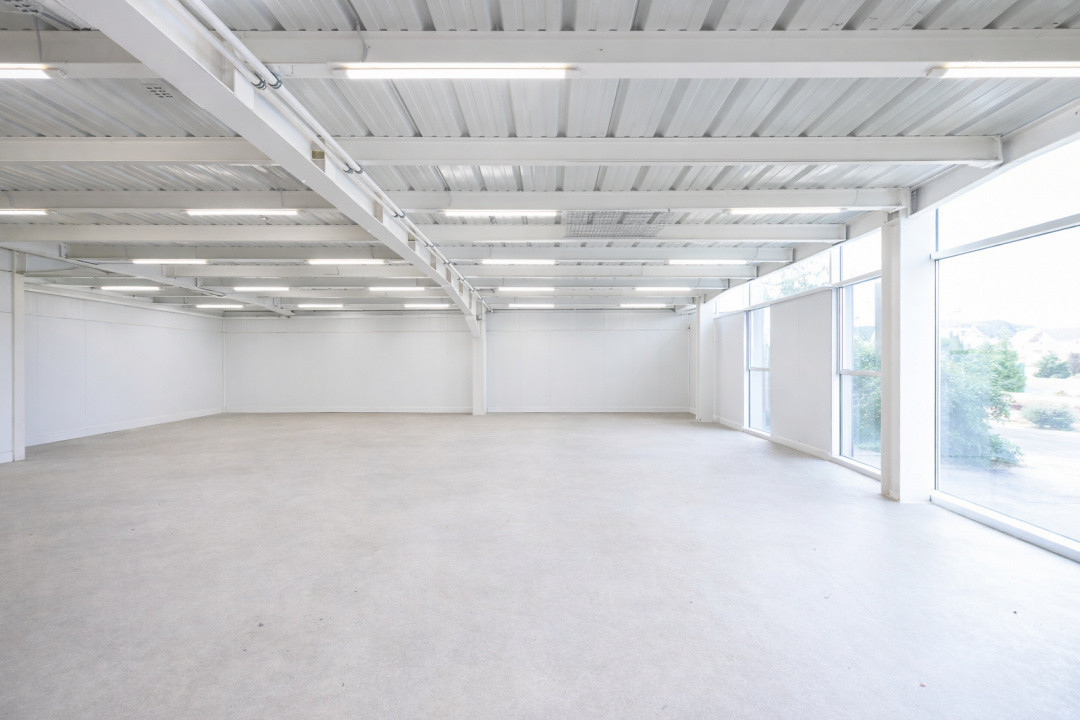 Hală industrială / spațiu comercial – VÂNZARE – DN 65B – Bradu, zonă comercială