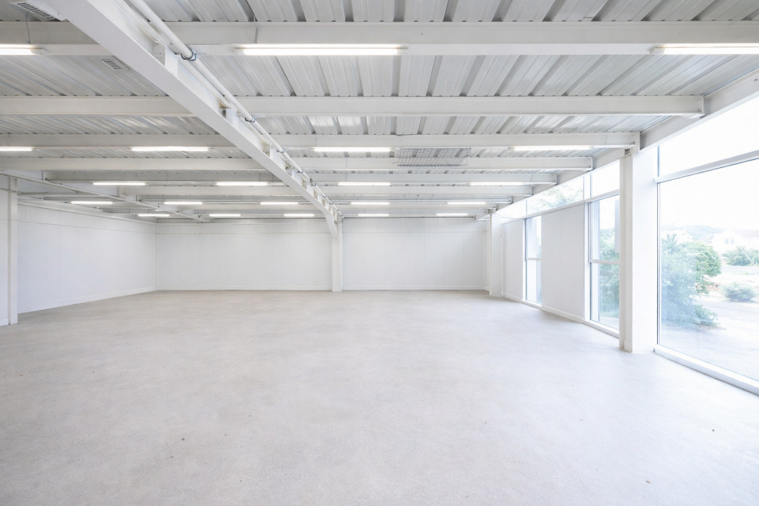 Hală industrială / spațiu comercial – VÂNZARE – DN 65B – Bradu, zonă comercială