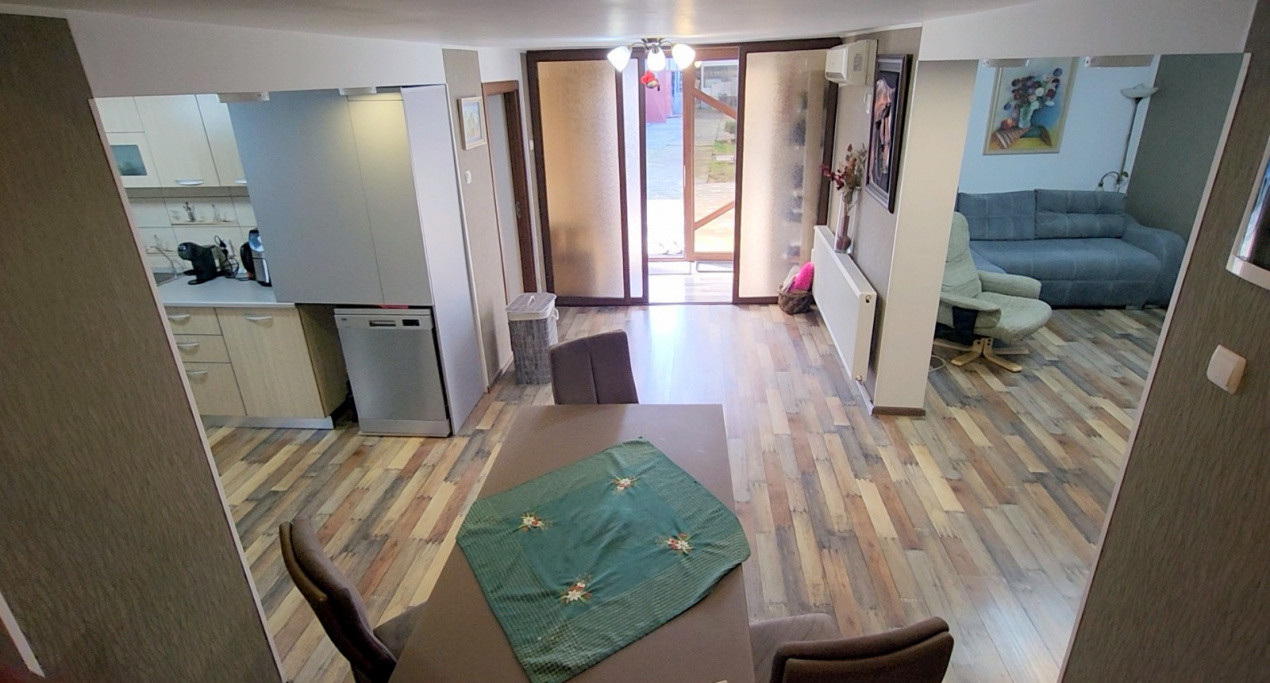 Vila 290mp + 4 spatii comerciale/depozitare, teren 1401 mp, acces DN1