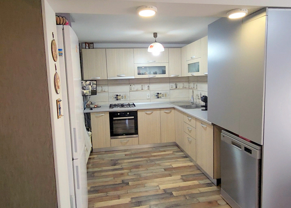 Vila 290mp + 4 spatii comerciale/depozitare, teren 1401 mp, acces DN1