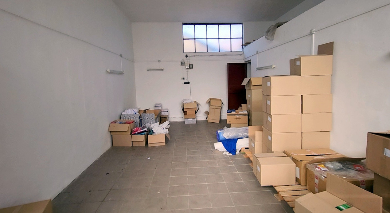 Vila 290mp + 4 spatii comerciale/depozitare, teren 1401 mp, acces DN1