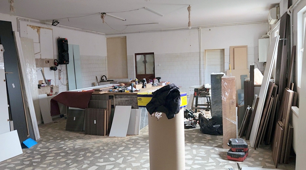 Vila 290mp + 4 spatii comerciale/depozitare, teren 1401 mp, acces DN1