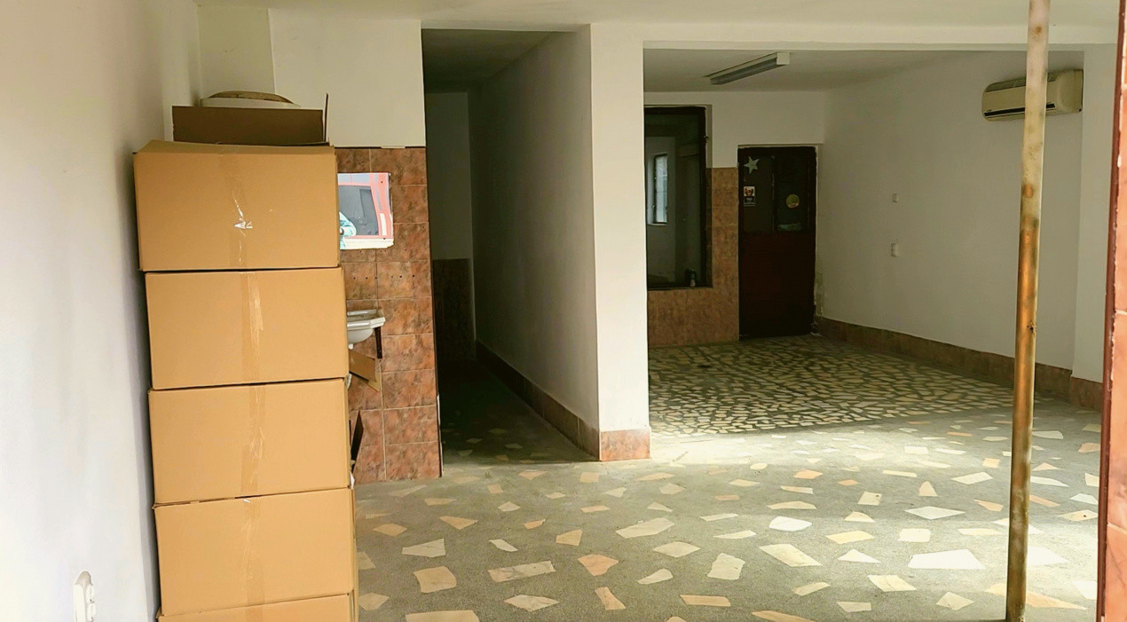 Vila 290mp + 4 spatii comerciale/depozitare, teren 1401 mp, acces DN1