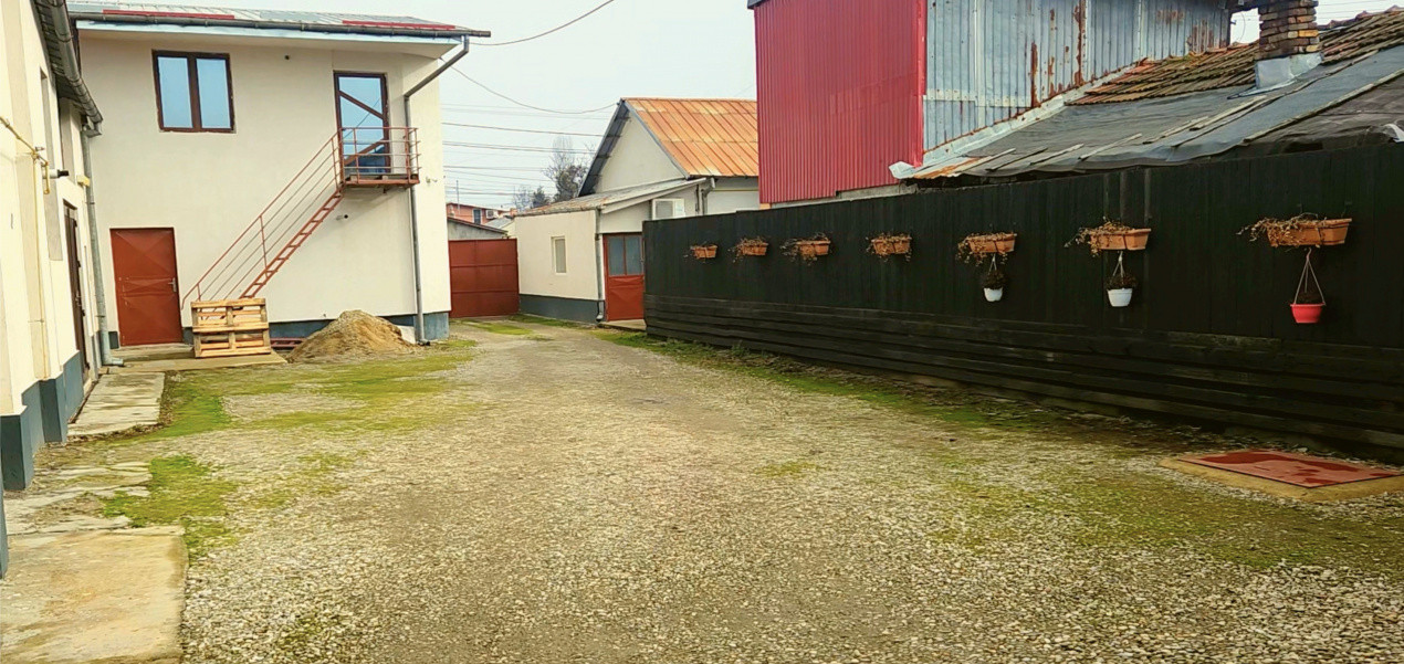 Vila 290mp + 4 spatii comerciale/depozitare, teren 1401 mp, acces DN1