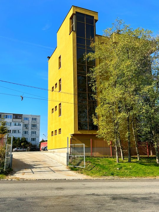 Spațiu premium pentru clinici și companii – eficiență energetică cu panouri foto