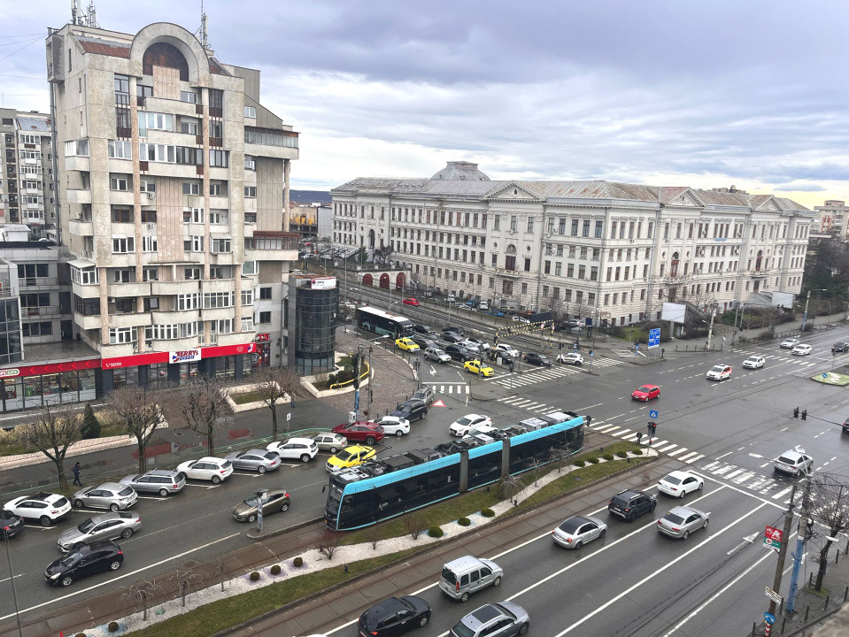 Apartament spatios 2 camere, centru, priveliste superba - zona Universitate