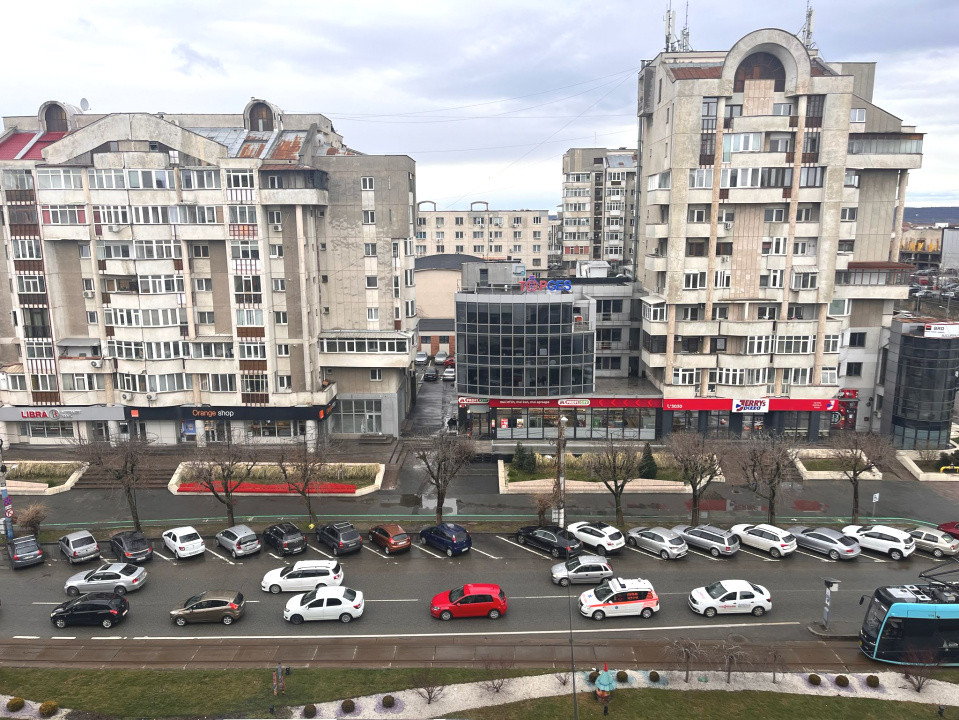 Apartament spatios 2 camere, centru, priveliste superba - zona Universitate