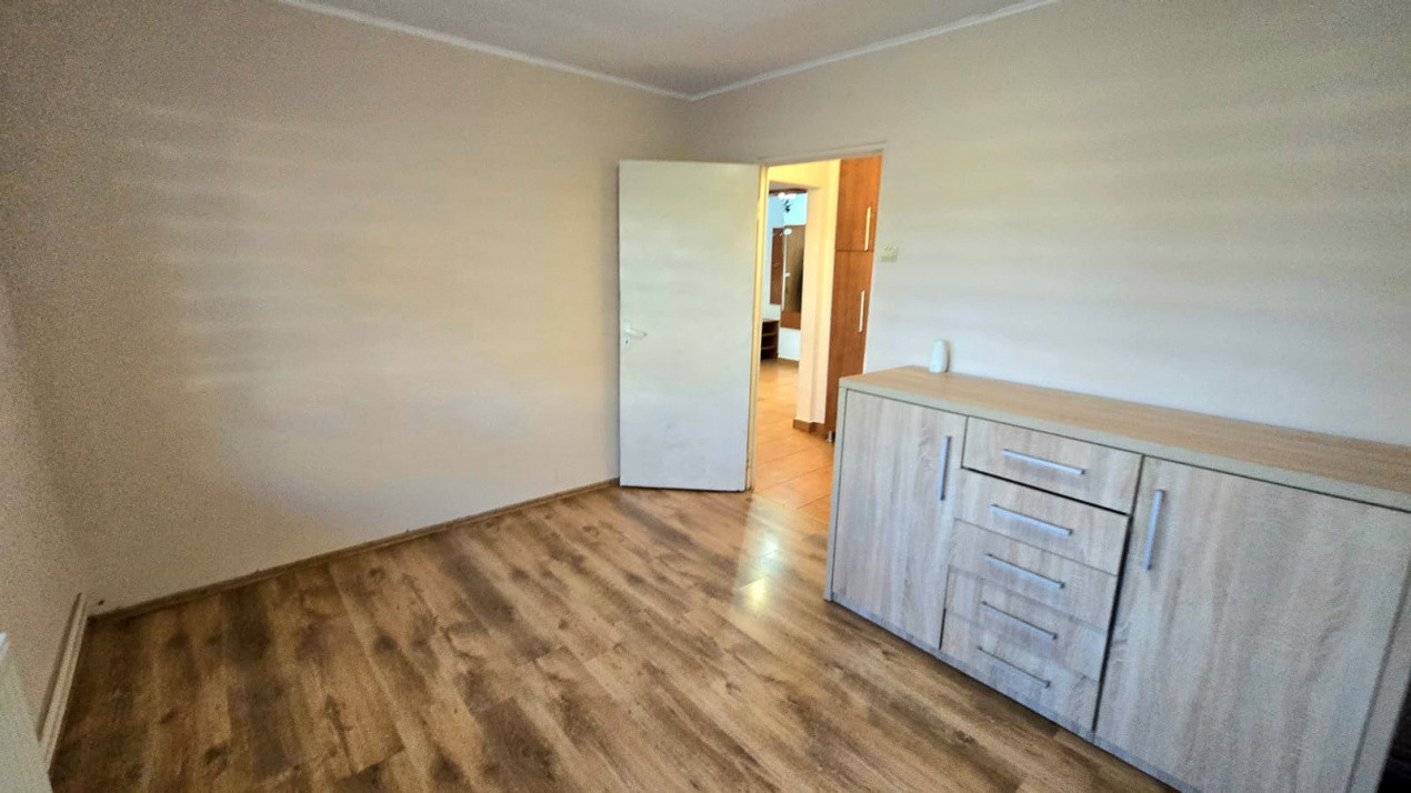 De închiriat apartament 3 camere Micro 16 Parter