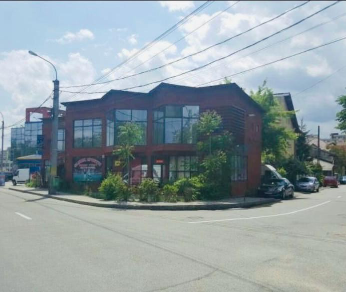  DE INCHIRIAT - renovat - parter si etajul 1 - stradal 