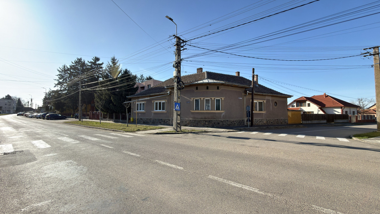 Casă 6 camere cu Teren 950 mp | 2 Fronturi ≈ 61 m | Carei