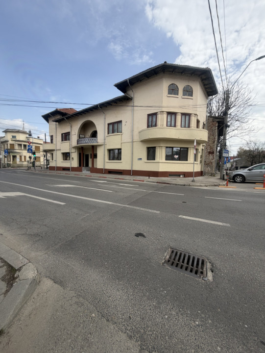 Spațiu birouri / locuință – 181 mp utili, etaj + mansardă în vilă, Centru Piteșt