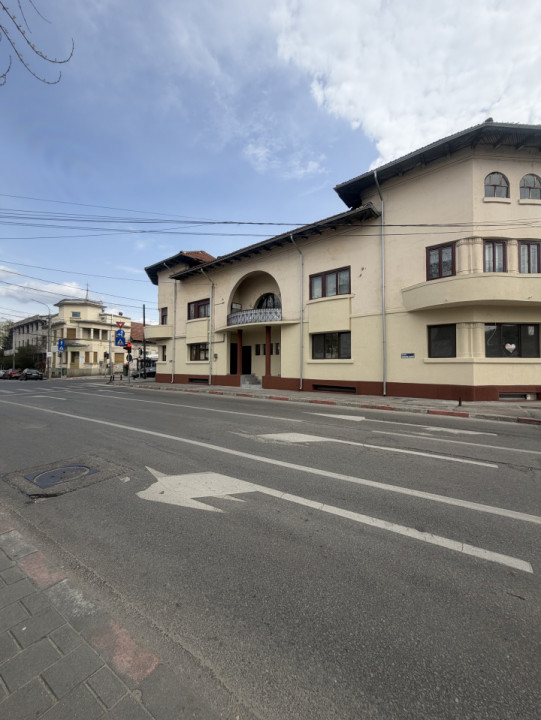 Spațiu birouri / locuință – 181 mp utili, etaj + mansardă în vilă, Centru Piteșt