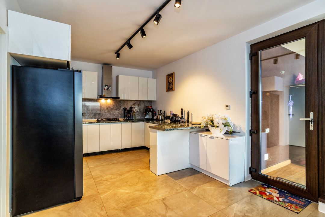 Vila moderna Mioveni | teren 1231 mp | terase, foisor si garaj