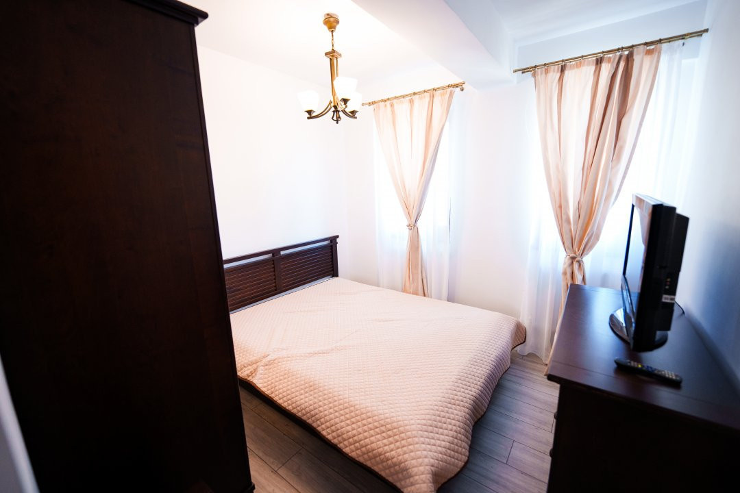 Apartament de închiriat 3 camere central - Parcare Privata