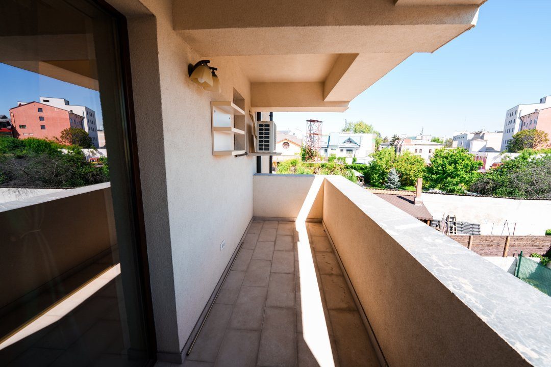 Apartament de închiriat 3 camere central - Parcare Privata