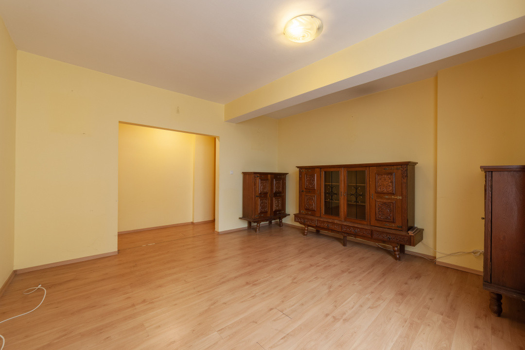 Gavana- 3 camere parter inalt- bloc 2008 & parcare curte privata