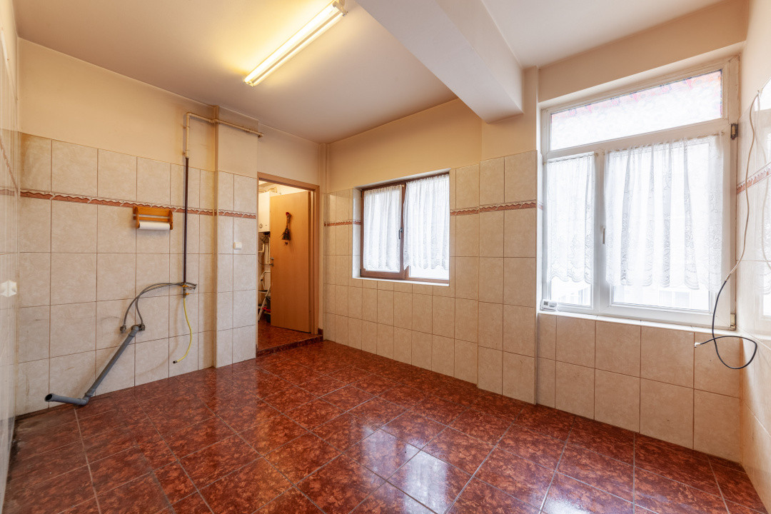 Gavana- 3 camere parter inalt- bloc 2008 & parcare curte privata