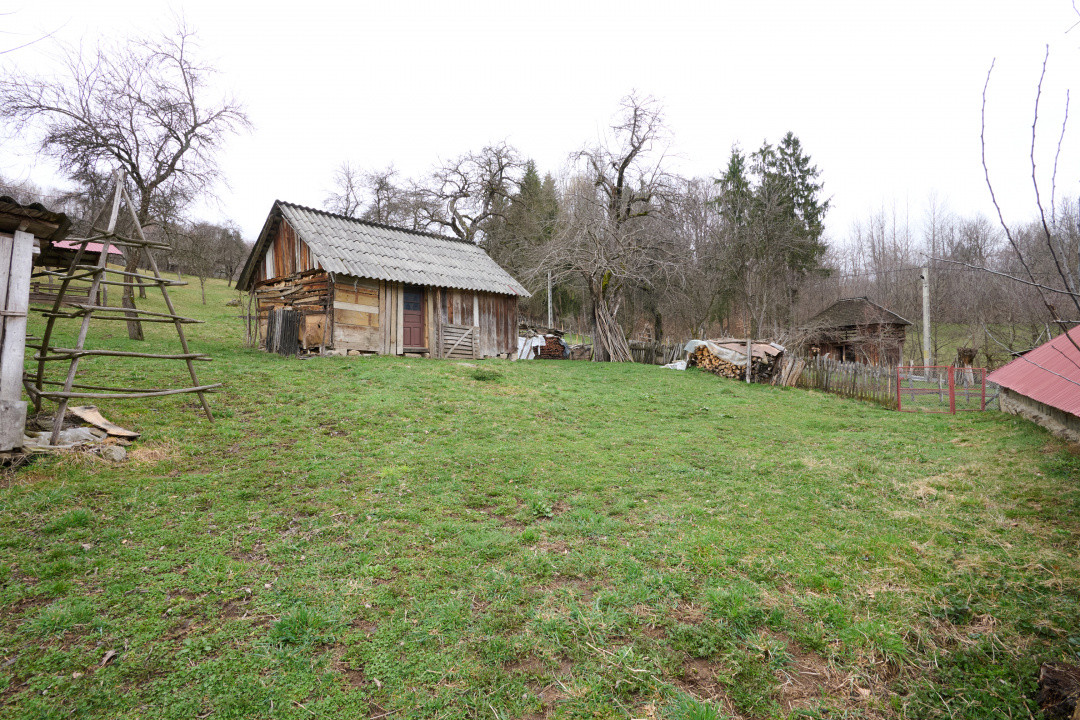  Casa  la munte cu teren generos in Com. Nucsoara, loc. Slatina jud. Arges!
