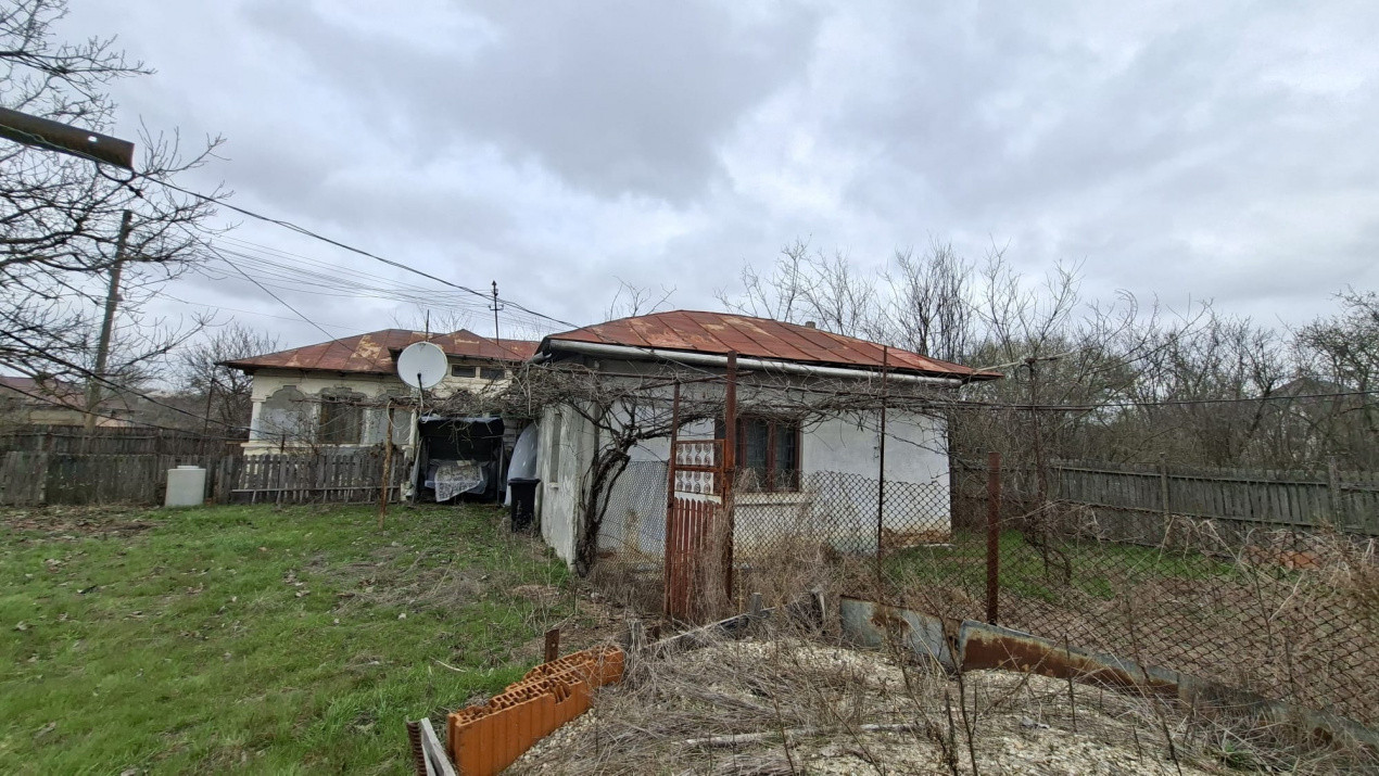 Casa de renovat cu teren 2570 mp in loc. Teiu jud. Arges