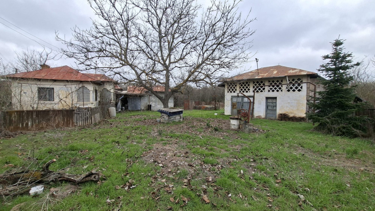 Casa de renovat cu teren 2570 mp in loc. Teiu jud. Arges