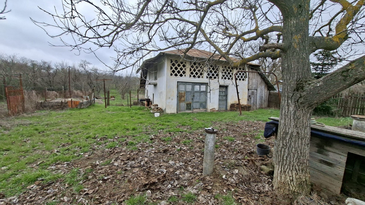 Casa de renovat cu teren 2570 mp in loc. Teiu jud. Arges