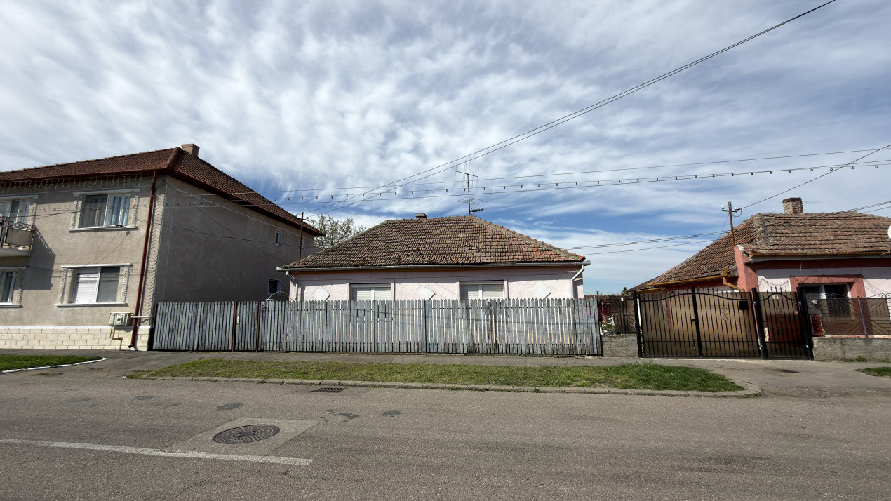 Casa 3 camere, Teren 540 mp - Str. Traian 79 - Carei - Comision 0% cumparător