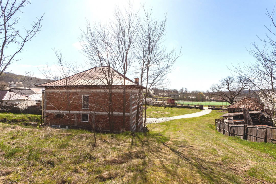 Casă P+1 langa padure cu teren 4.752 mp Cosesti Arges