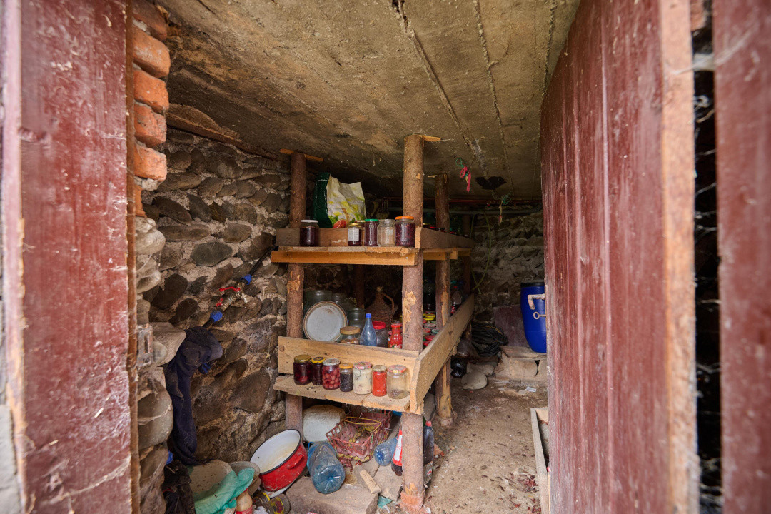 Casa in Leresti, la strada principala, cu rau in spate | teren 831 mp- Campulung