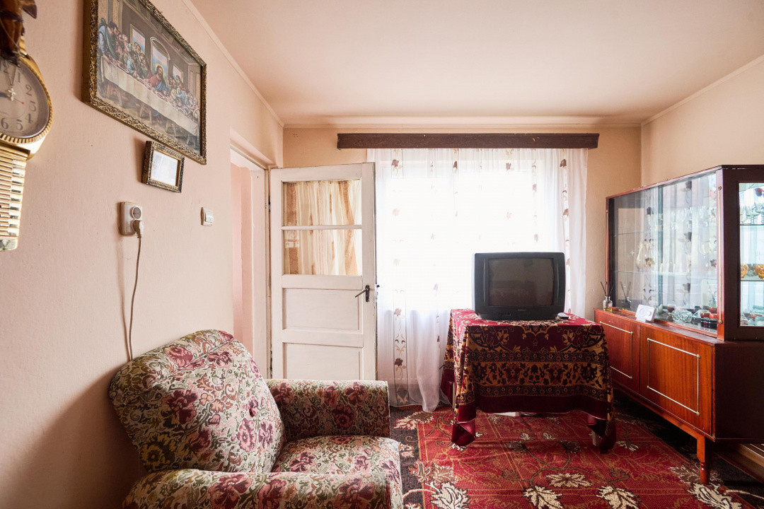 Casa individuala  Leresti la strada principala+ teren 831 mp, utilitati complete