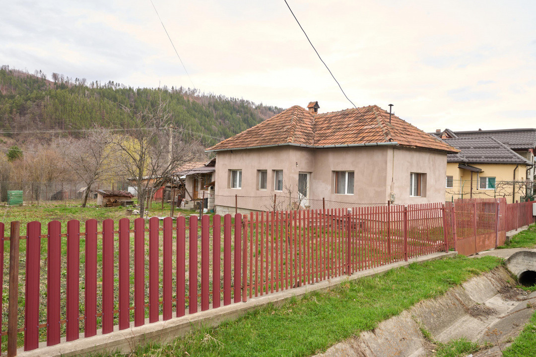 Casa individuala  Leresti la strada principala+ teren 831 mp, utilitati complete