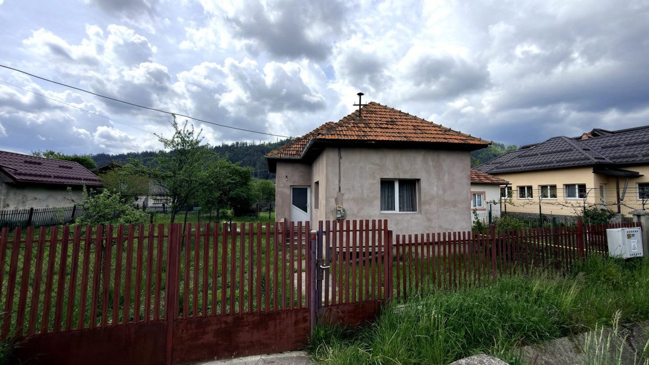 Casa individuala  Leresti la strada principala+ teren 831 mp, utilitati complete