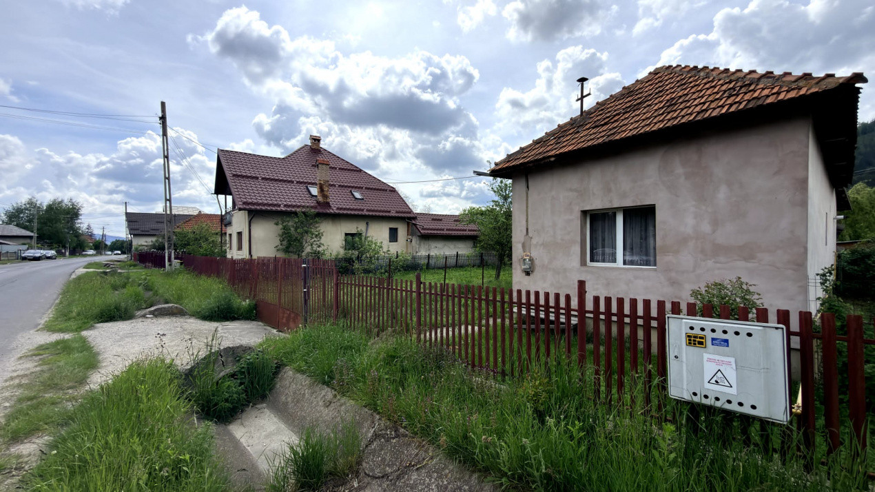 Casa individuala  Leresti la strada principala+ teren 831 mp, utilitati complete