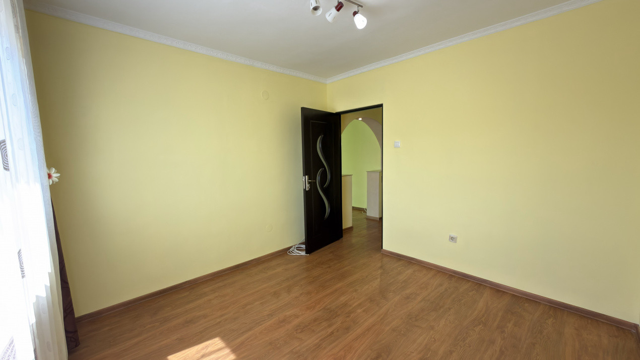 Vânzare Apartament 3 camere Etaj IV, MV1 - Str. Crinului 3 - Carei