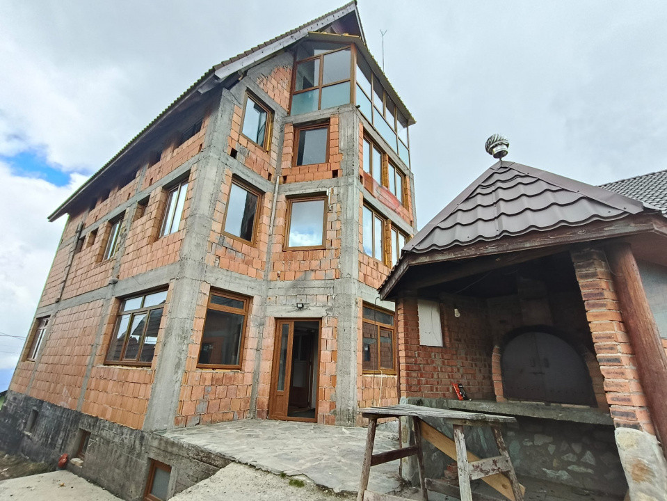 Pensiune de vânzare în Rânca – oportunitate rară lângă pârtia M1